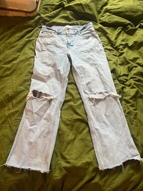 Abercrombie curve love low rise jeans in “light destroy” size 28